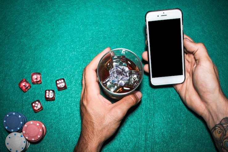 Dealer profesional hawai99 di meja poker langsung dengan kamera multi-sudut